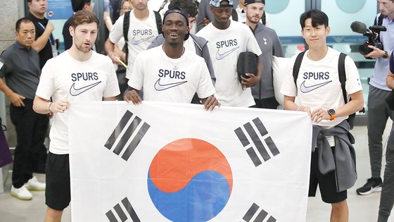 <b>손흥민</b>과 <b>토트넘</b> 선수단 엄청난 환호와 환영인사에 <b>태극기</b> 들고... 