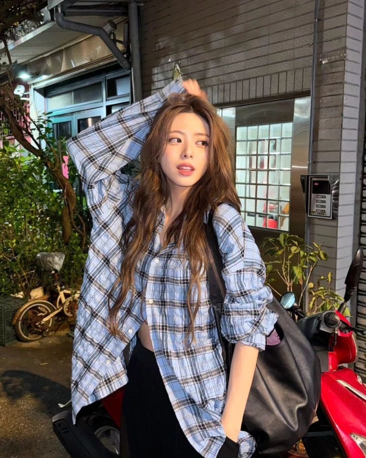  ITZY 유나 인스타그램 코디 20대 여자 패션 밈더워드로브 블루베리 체크 셔츠 추천!