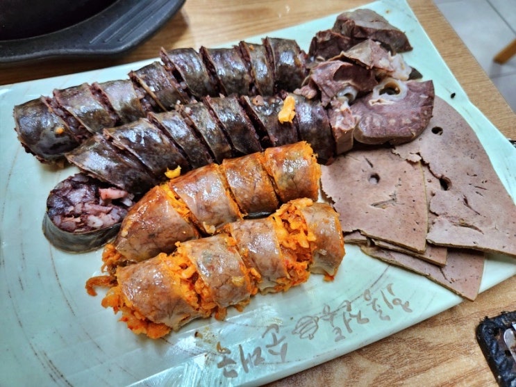 칼칼한 김치 순대와 담백한 전통순대의 조화가 일품 / 회룡전통순대국