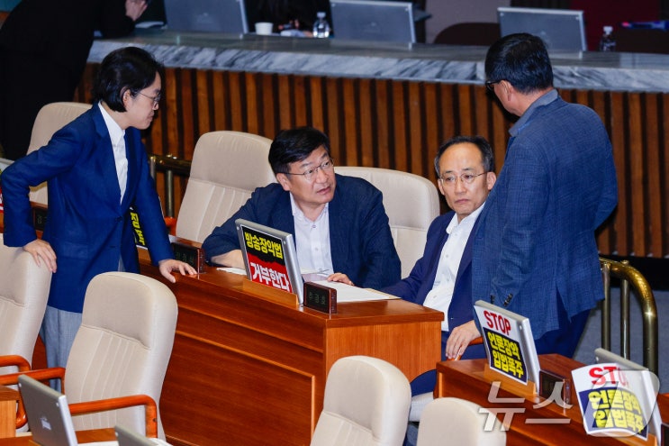 조지연 국회의원 언론보도_뉴스1] 의원들과 대화하는 <b>추경호</b>