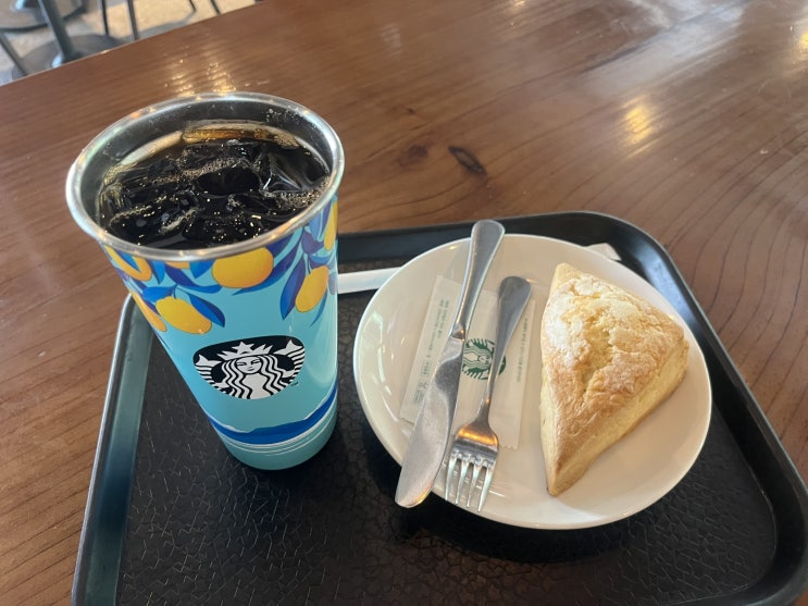  폭염이라 시원한 카페로 피서 왔습니다.