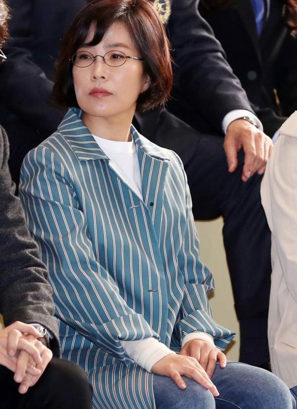 <b>이선희</b>, <b>법인카드</b> 유용 혐의로 팬들에게 사과 "40년간 받은... 