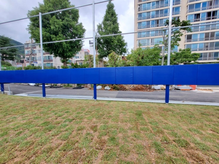  부산 동래원예고등학교 축구장 휀스보호매트 기둥보호대 제작,설치현장입니다.