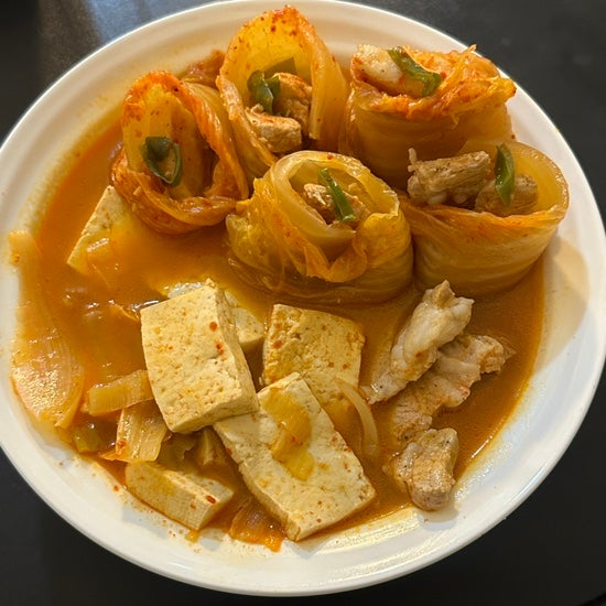  이것은 김치찌개인가 삼겹김치말이찜인가 , 얼큰한 삼겹김치말이찜.