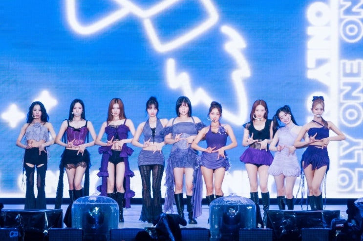 日 <b>닛산</b> 스타디움도 꽉 찼다…<b>트와이스</b>, <b>150만</b> 월드투어로... 