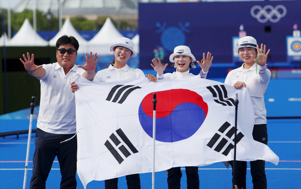 -올림픽- '<b>양궁</b>' 전훈영·임시현·<b>남수현</b>, 金메달... 