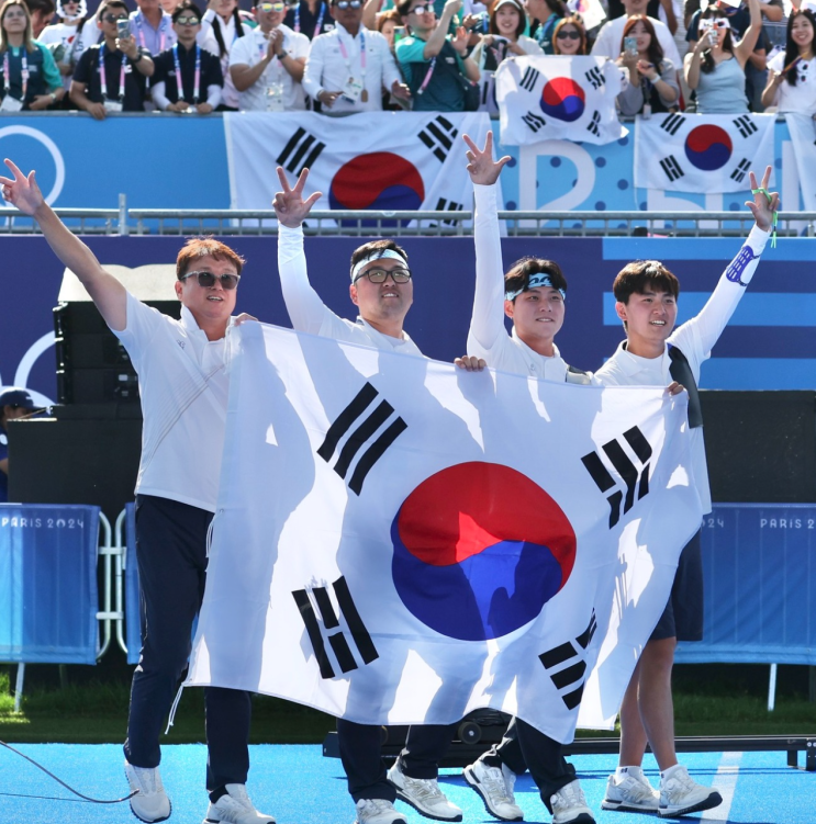 남자 <b>양궁</b> 단체전 금메달 : 김우진, 이우석, <b>김제덕</b>, <b>개인전</b>... 