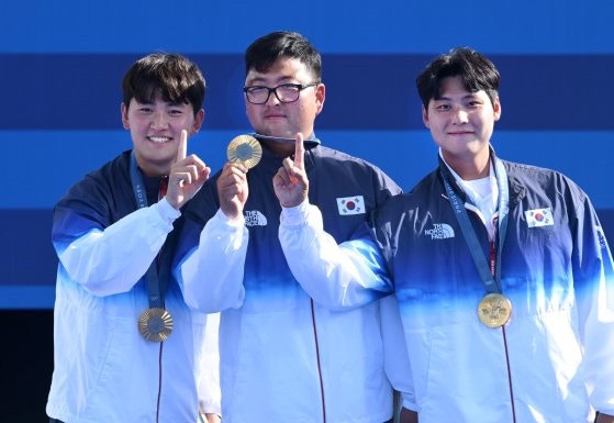 [2024 파리올림픽] 한국 남자양궁 이우석-김재덕-이우진 강해도 너무 강했다, 단체전 3연패 달....