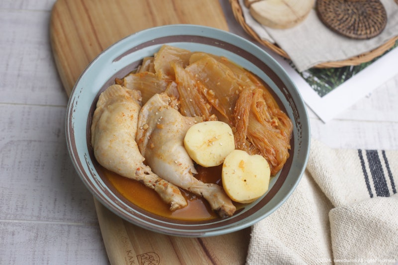 묵은지김치찜 닭고기김치찜 닭다리살 묵은지찜 신김치 닭다리요리