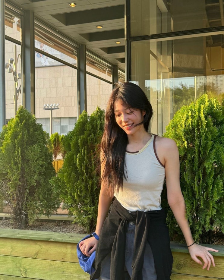  배우 노윤서 인스타그램 패션 코디 썬번 프로젝트 컬러 블록 네크라인 슬리브리스 추천!