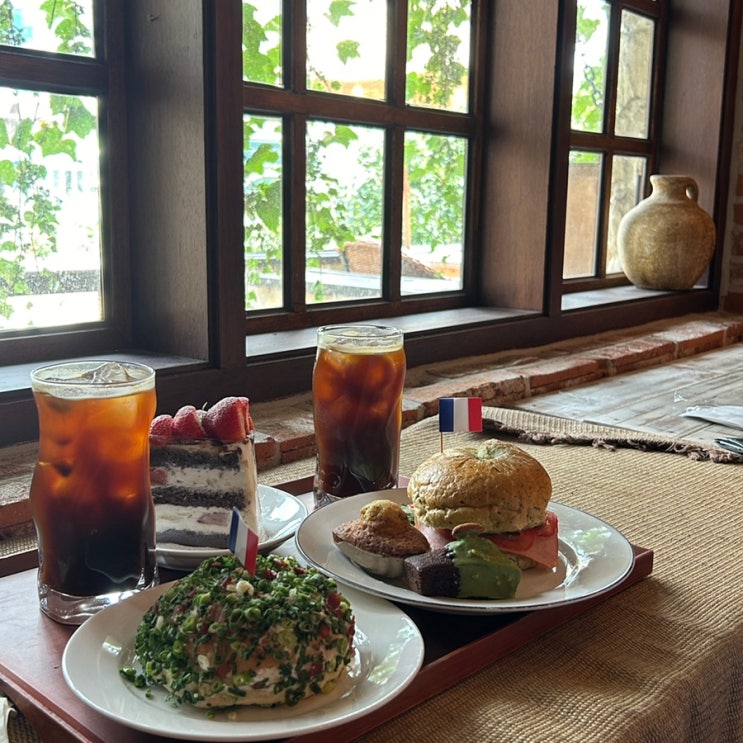  수상한 베이글 홍대 맛집 상수 데이트 대형카페 식사빵 빵지순례