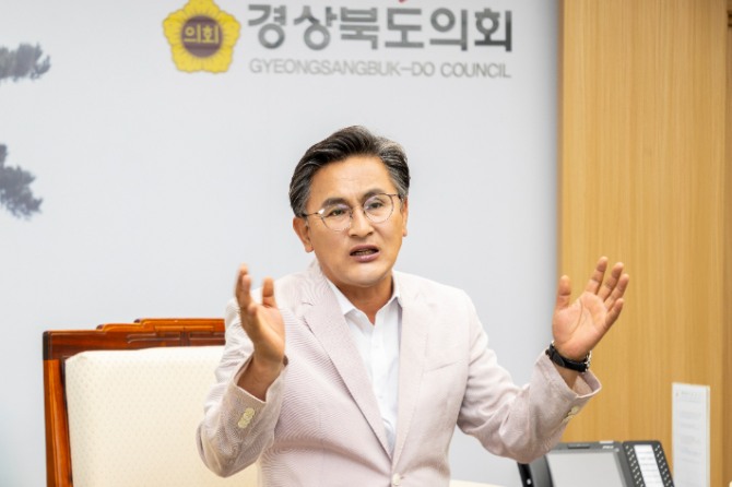 의장 "<b>홍준표</b>·이철우 시도지사직 걸어라"…TK 행정<b>통합</b> 부결시