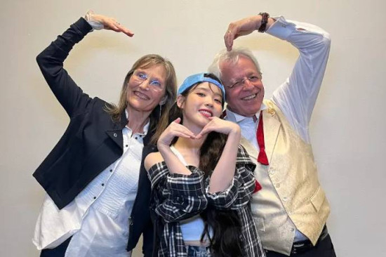 <b>아이유</b> 76세 美 <b>할아버지</b> 팬 성덕됐다 안아줘 구름 위 걷는... 