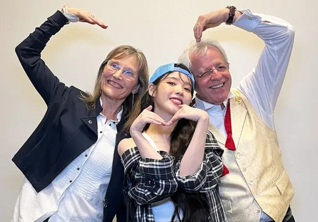 76세 <b>아이유</b> 덕후 <b>할아버지</b>, 성덕 꿈같은 만남 '감동스토리'