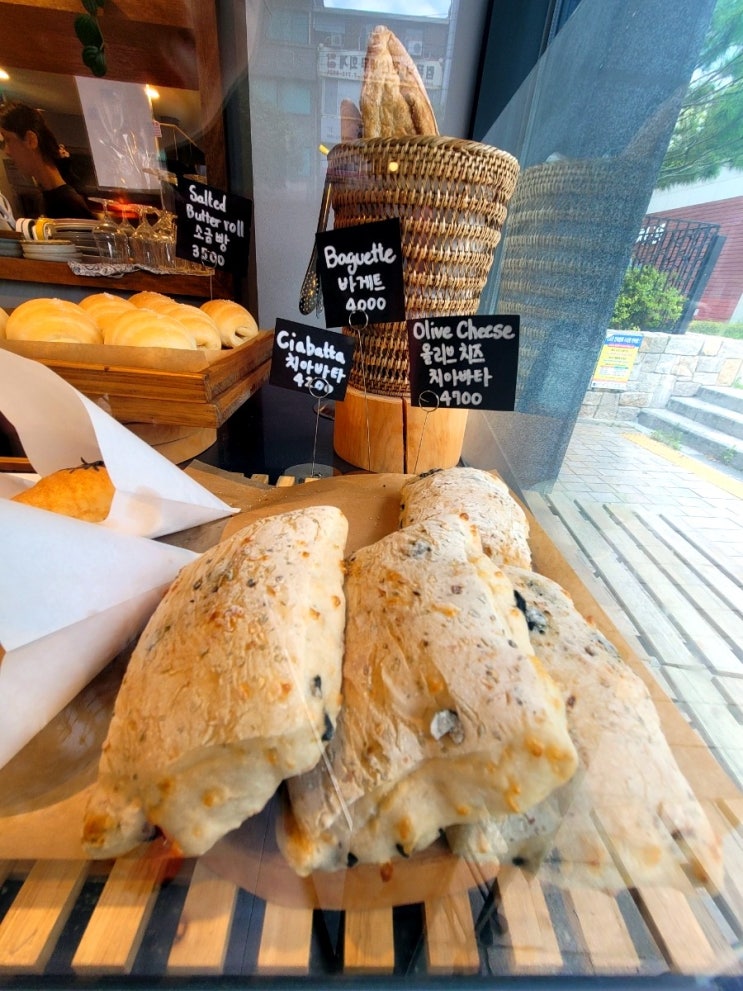  [서울/대흥] 소금빵 맛집 포닐, 스프와 브런치로 오전을 깨우는 베이커리 카페.