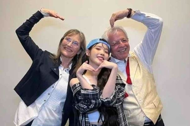 "꿈만 같아"… <b>성덕</b>된 美<b>할아버지</b>, 드디어 <b>아이유</b> 만났다