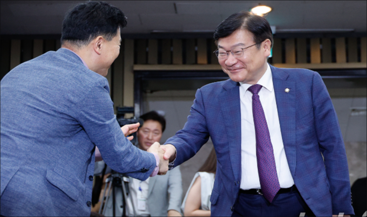 친윤 <b>정점식 정책위의장 사퇴</b>...후임에 3선 김성원 의원 송석준... 