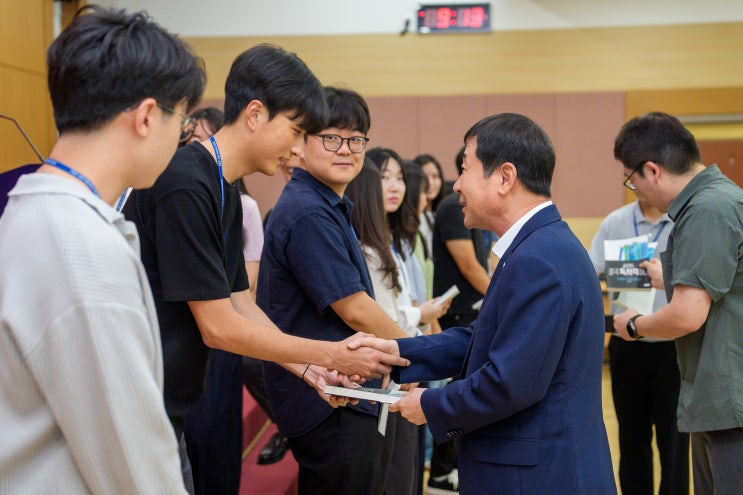  증평 휴가 맞는 신규 직원에게 책 선물