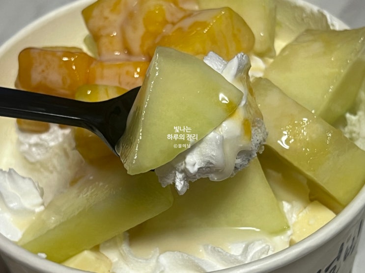 설빙 요거통통메론빙수에 생망고 추가한 과일듬뿍 빙수