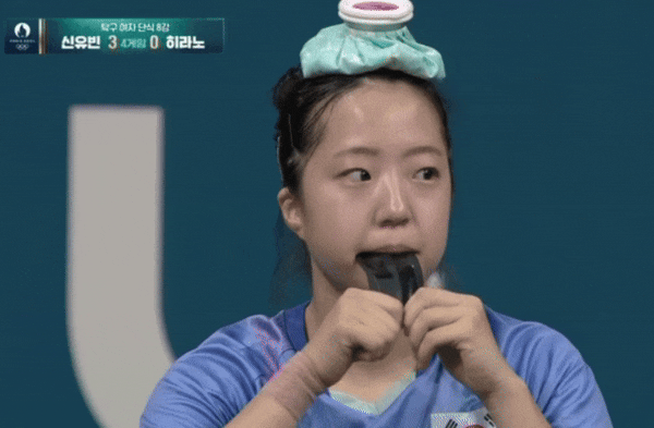 '오물오물'…신유빈, 바나나 이어 에너지젤 '먹방'도 화제 '오물오물'…신유빈, 바나나 이어 에너지젤 '먹방'도 화제