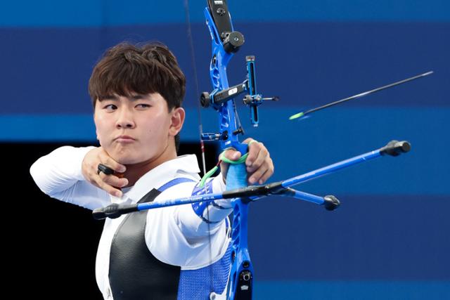 연기' 김제덕, <b>개인전</b> <b>16강</b> 진출…한국 <b>양궁</b> 전원 <b>16강</b> 안착