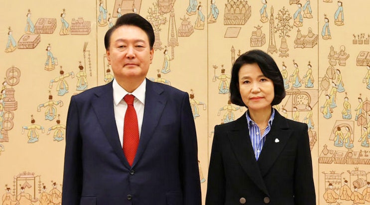 윤석열 <b>대통령</b>, 이진숙 방통위원장에 <b>임명장 수여</b>