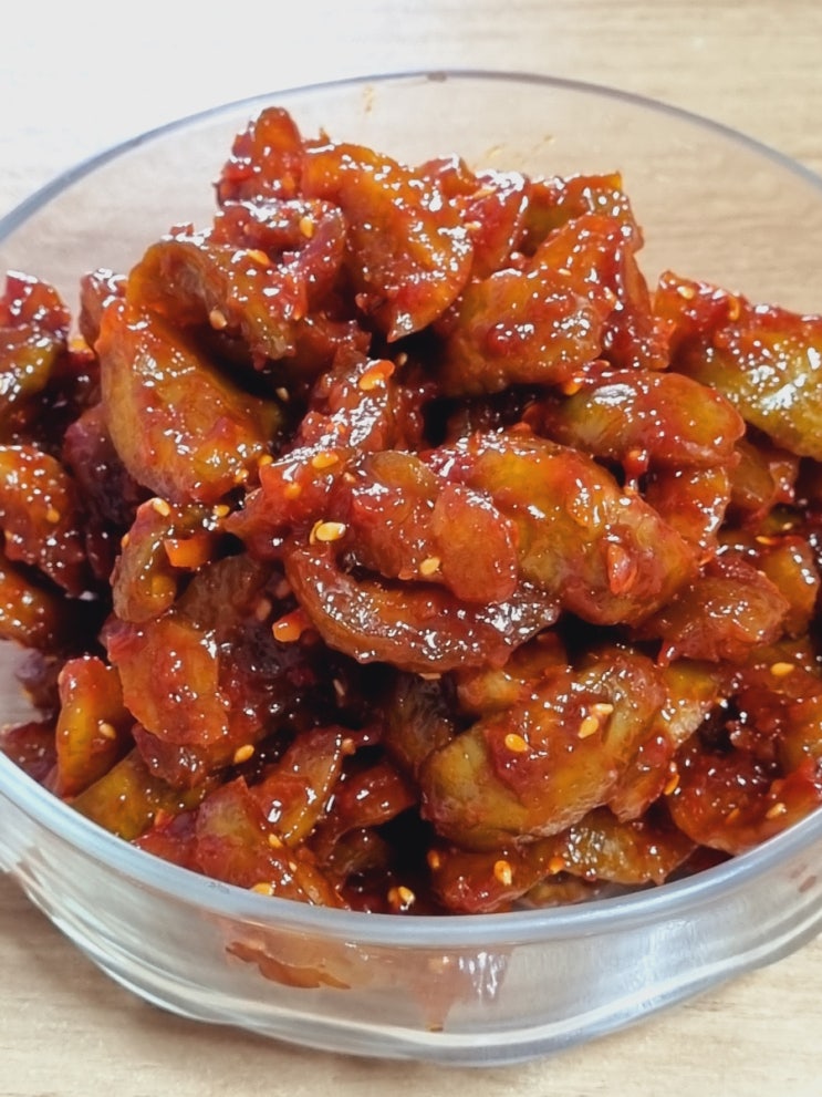 여름 반찬으로 딱 좋은 고추장 매실장아찌 무침 양념입니다.