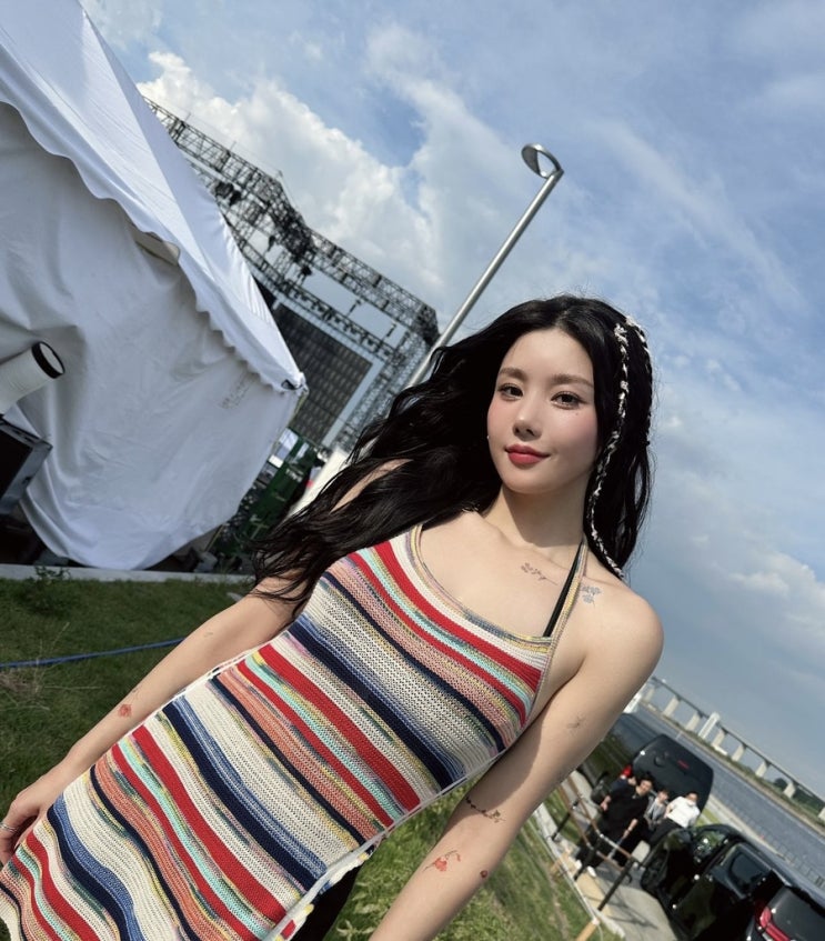  권은비 워터밤 도쿄 패션 코디, 아디다스 크세니아 슈나이더 니트 원피스 추천!