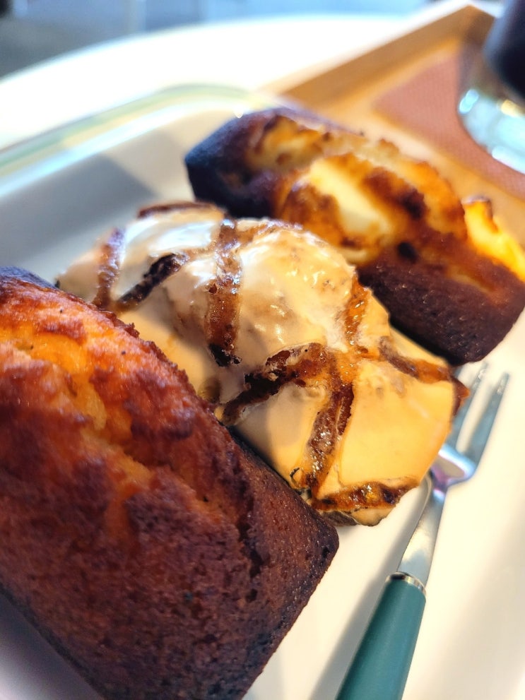  [서울/용산] 서울역사 카페, 아프리쿠스. 계란이 많이 들어간 진득한 휘낭시에 맛에 푹 빠져버린 날