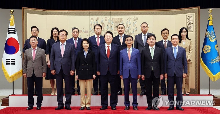 윤석열 <b>대통령</b>, 방통위원장 임명장 수여 뒤 <b>기념촬영</b>