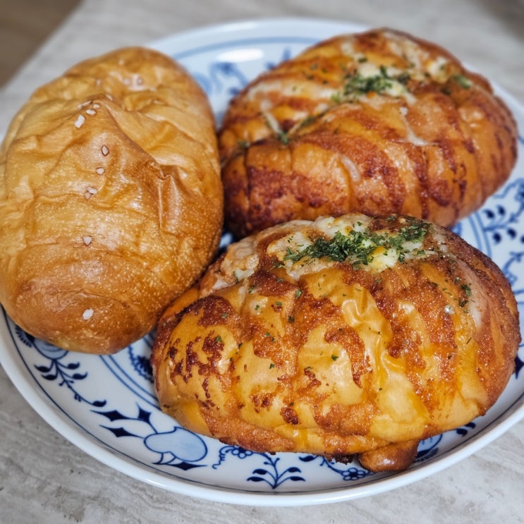  부산대 버터바 소금빵 맛집 명란소금빵이 맛있는 솔티라이엇 부산대역점