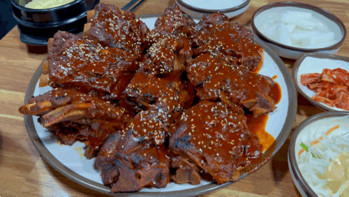  [청량리] 서울뼈구이매운족발, 숯불에 구운 중독적인 매운 맛의 돼지등뼈. 어떻게 안 좋아해?