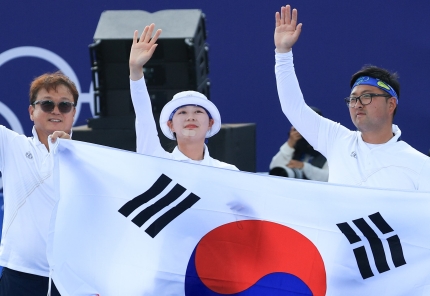 대한민국 <b>양궁</b> 혼성단체 <b>대표팀</b> 선수 김우진, 임시현 <b>금메달</b>.... 
