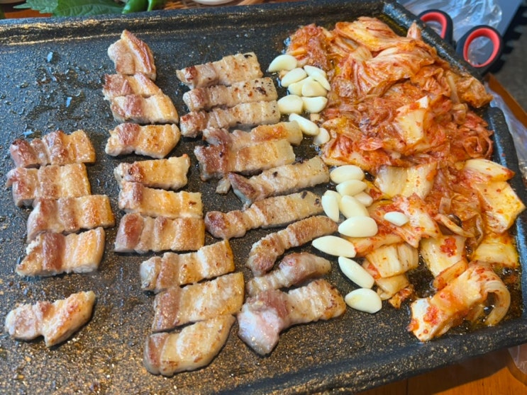  홍대김치삼겹살 맛집 맛김치 생삼겹살 김치 무제한