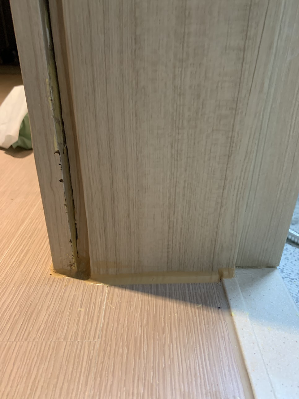 화장실 물먹은문틀 수리