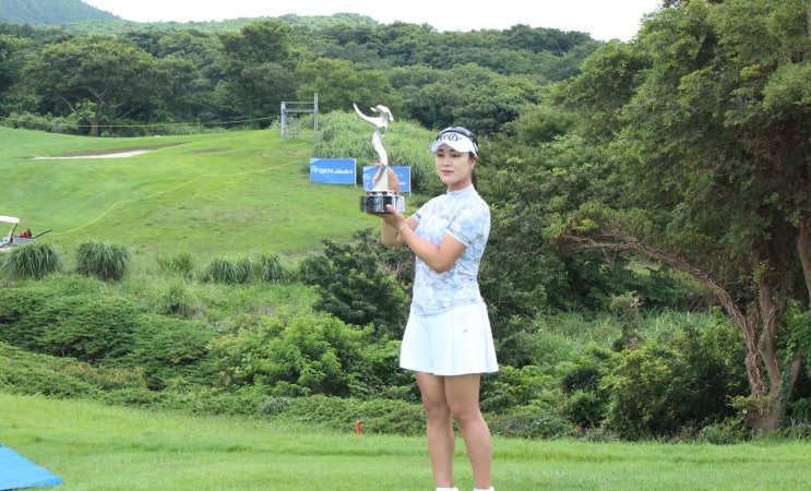 <b>윤이나</b>, <b>징계</b> 복귀 후 첫 <b>우승</b>...이제부터 시작이다