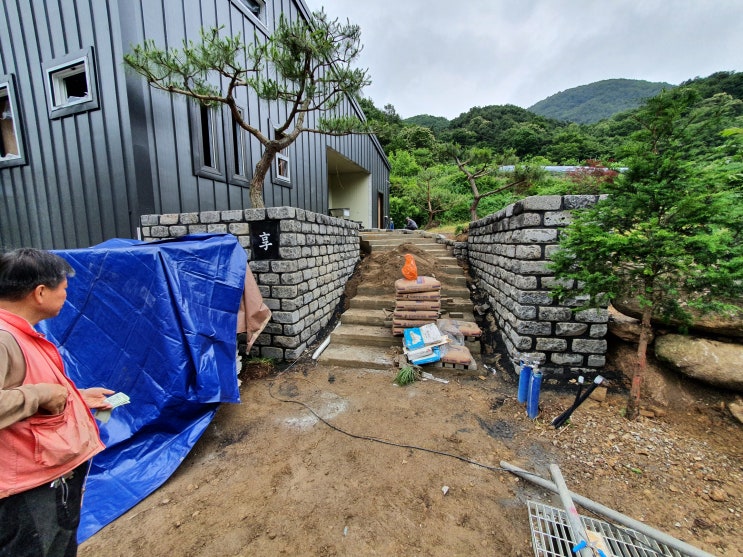  전원주택 황토방시공 마당입구 조경석 메지