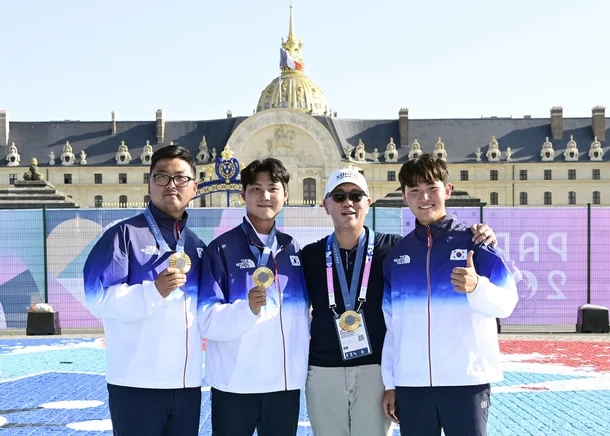<b>양궁</b>에서 한국 만나면... 김우진-김제덕, 나란히 <b>개인전 8강</b> 진출
