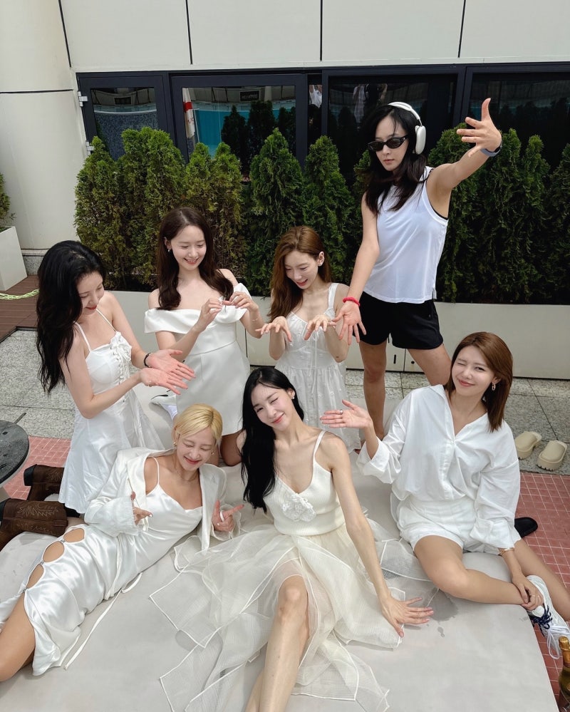 제시카는 소녀시대 데뷔 17주년 자축하는 자리에 완전 외면당했나? 써니는 잊지 않고 기억해!