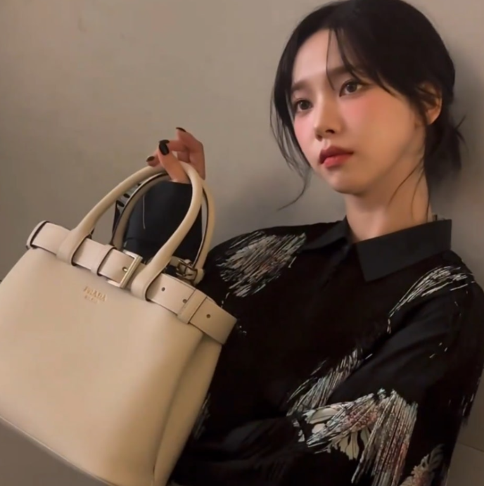  프라다 벨트 버클 가죽 핸드 토트백 / 더블 벨트백 세련된 모던함의 잇백