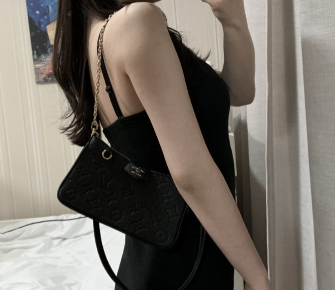  루이비통 이지 파우치 온 스트랩 m80349 캐쥬얼 & 심플한 명품 숄더백 착용 리뷰