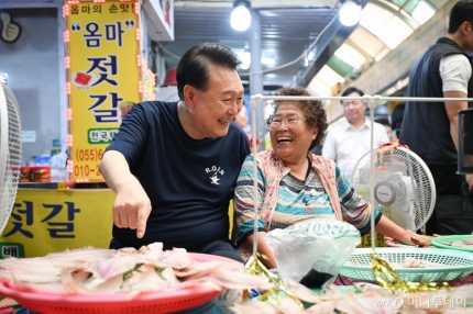 증시 폭락...휴가 떠난 윤석열 대통령, <b>통영</b>중앙<b>시장</b>서... 