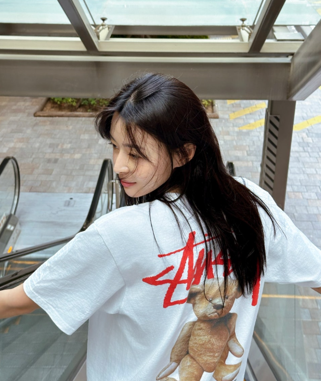  여자 스트릿 패션 그 잡채인 스투시 오버핏 반팔 티셔츠와 바이커쇼츠와 함께한 애슬레저 룩 코디 정보 w. 권나라