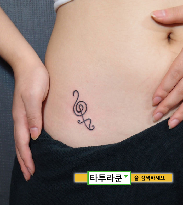  골반 살짝 안쪽으로 걸쳐서 비키니 라인에 작업한 하쿠나 마타타 타투입니다./[타투라쿤] 2014. 9. 2. 17:47
