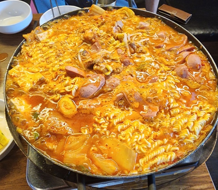  한국관 을지로3호점 - 24시간 영업하고, '종합김치찌개'와 돌솥밥이 나오는 동대문 김치찌개 맛집