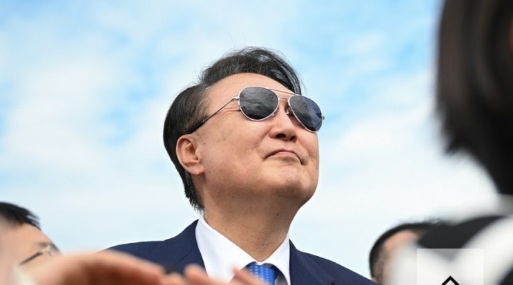 주식시장 폭락...윤 <b>대통령</b>은 여름<b>휴가</b> 시작, 국내 곳곳 다닐 예정