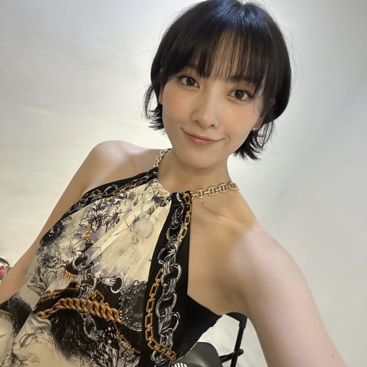  물오른 비주얼 카라 강지영 홀터넥 실크 나시 어디꺼?