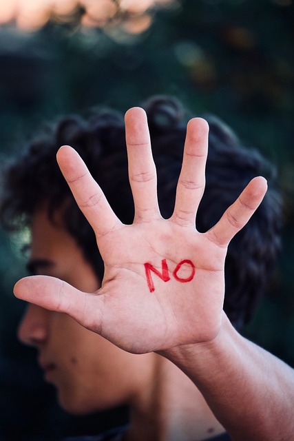  정신과 전문의가 답해드리는 FAQ - "정신과 내원을 거부하는 환자를 어떻게 치료받게 할까요?"