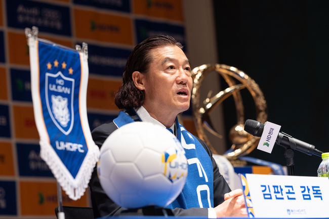 울산 HD FC 남은 시즌 <b>김판곤</b> 감독 하에서     <b>K리그</b> 트로피... 