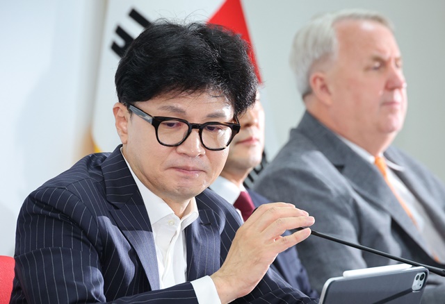 <b>한동훈</b> “주가 폭락, <b>금투세</b> 폐지 입장 정해야”